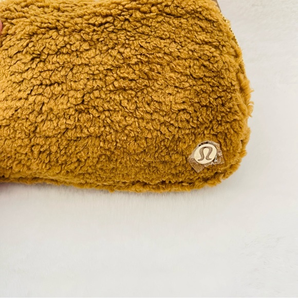 Lululemon Everywhere Fleece Belt Bag - Picture 10 of 11